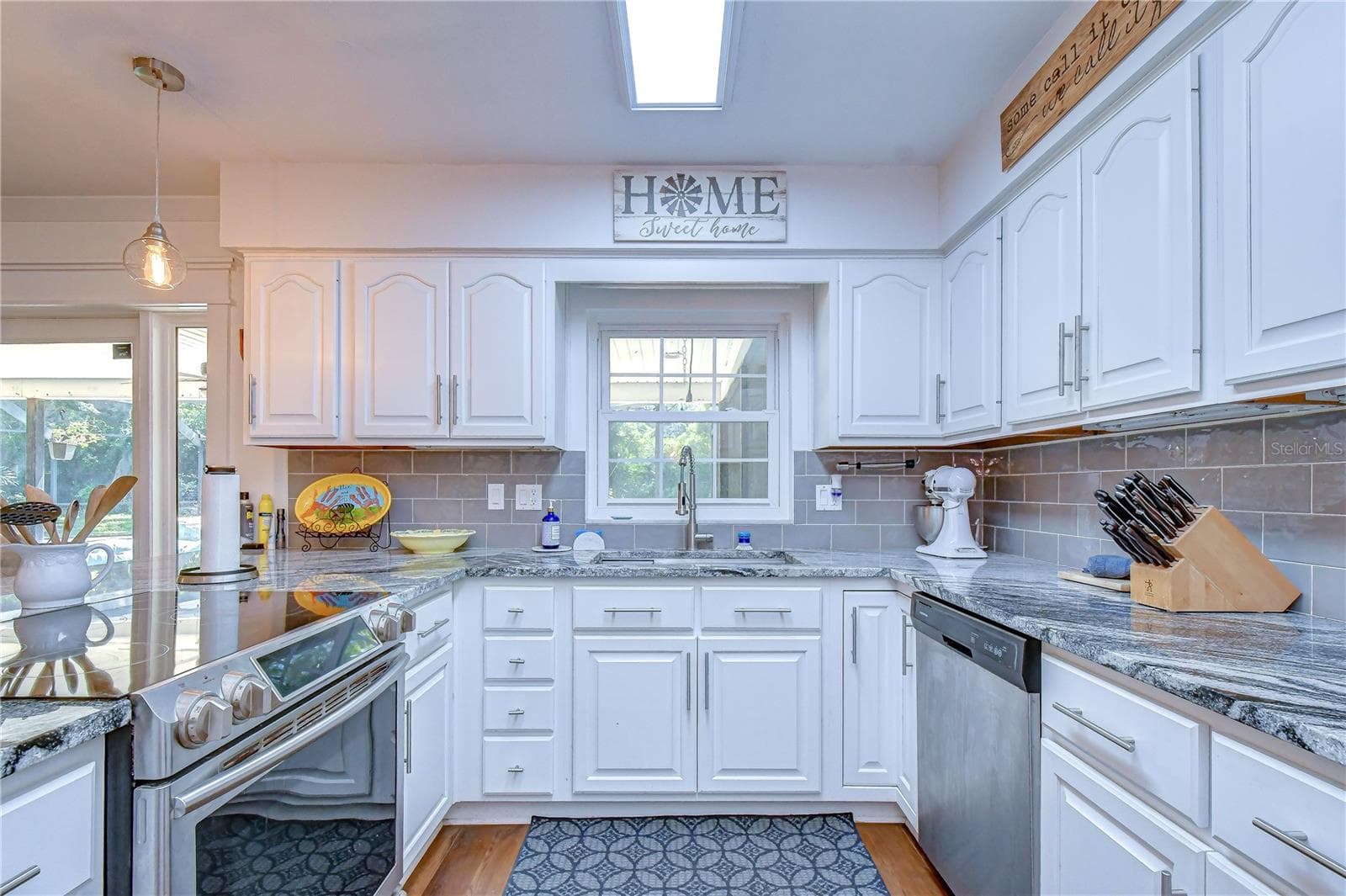 Crisp white cabinetry creates a clean, timeless appearance - 901 WOODVIEW DR, BRANDON