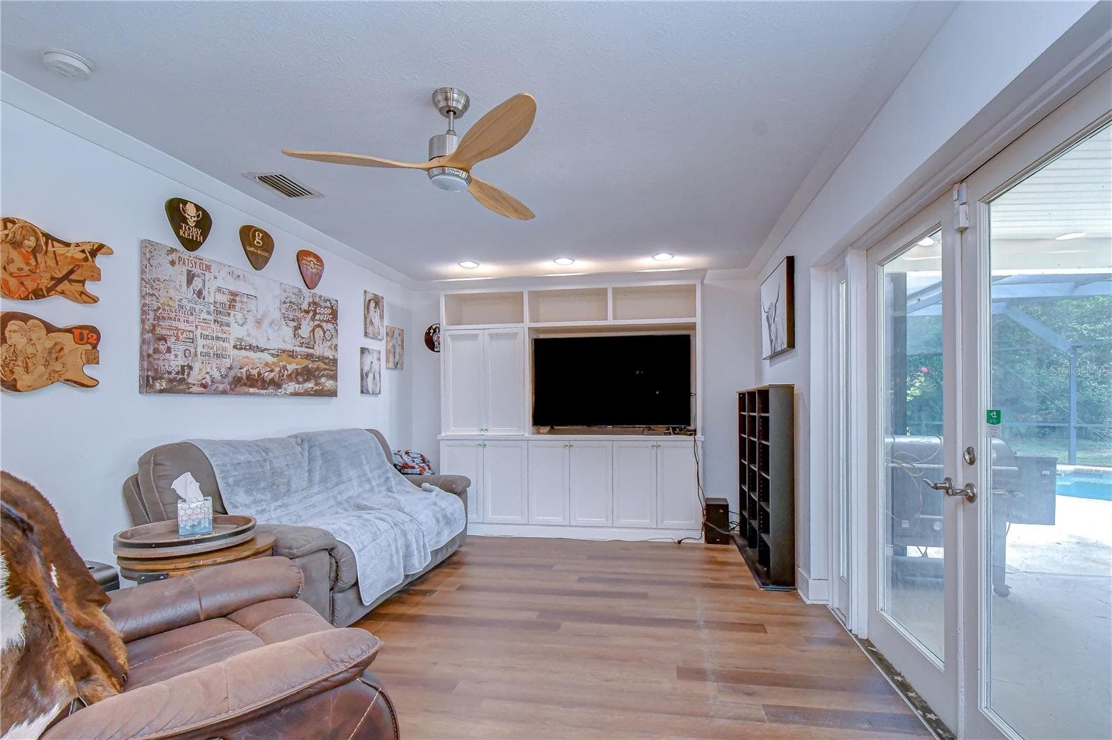 Comfortable gathering space connects seamlessly with the kitchen and casual dining area - 901 WOODVIEW DR, BRANDON