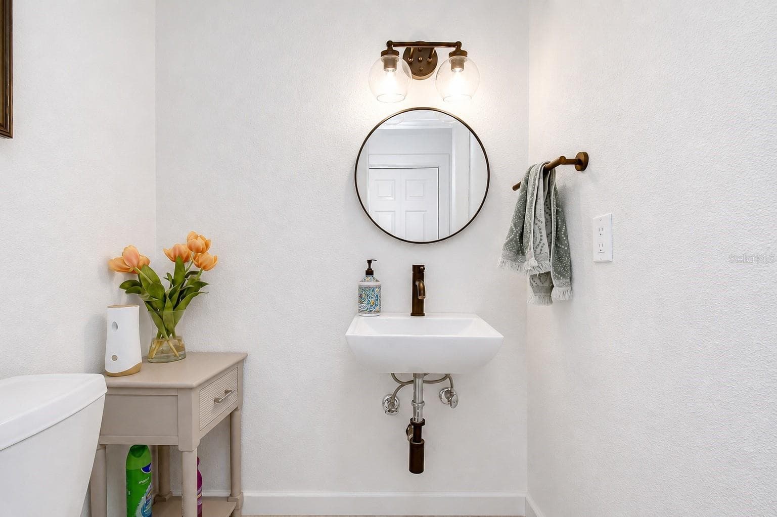 Beautifully remodeled half bath adds a fresh, updated touch to the main level - 901 WOODVIEW DR, BRANDON