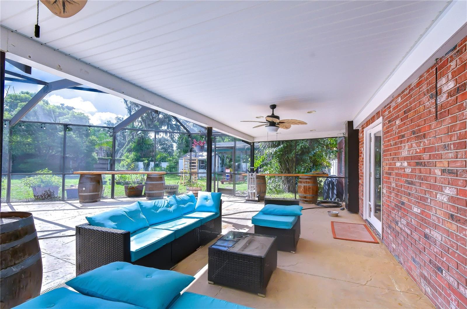Expansive screened lanai creates an exceptional outdoor living and entertaining area - 901 WOODVIEW DR, BRANDON