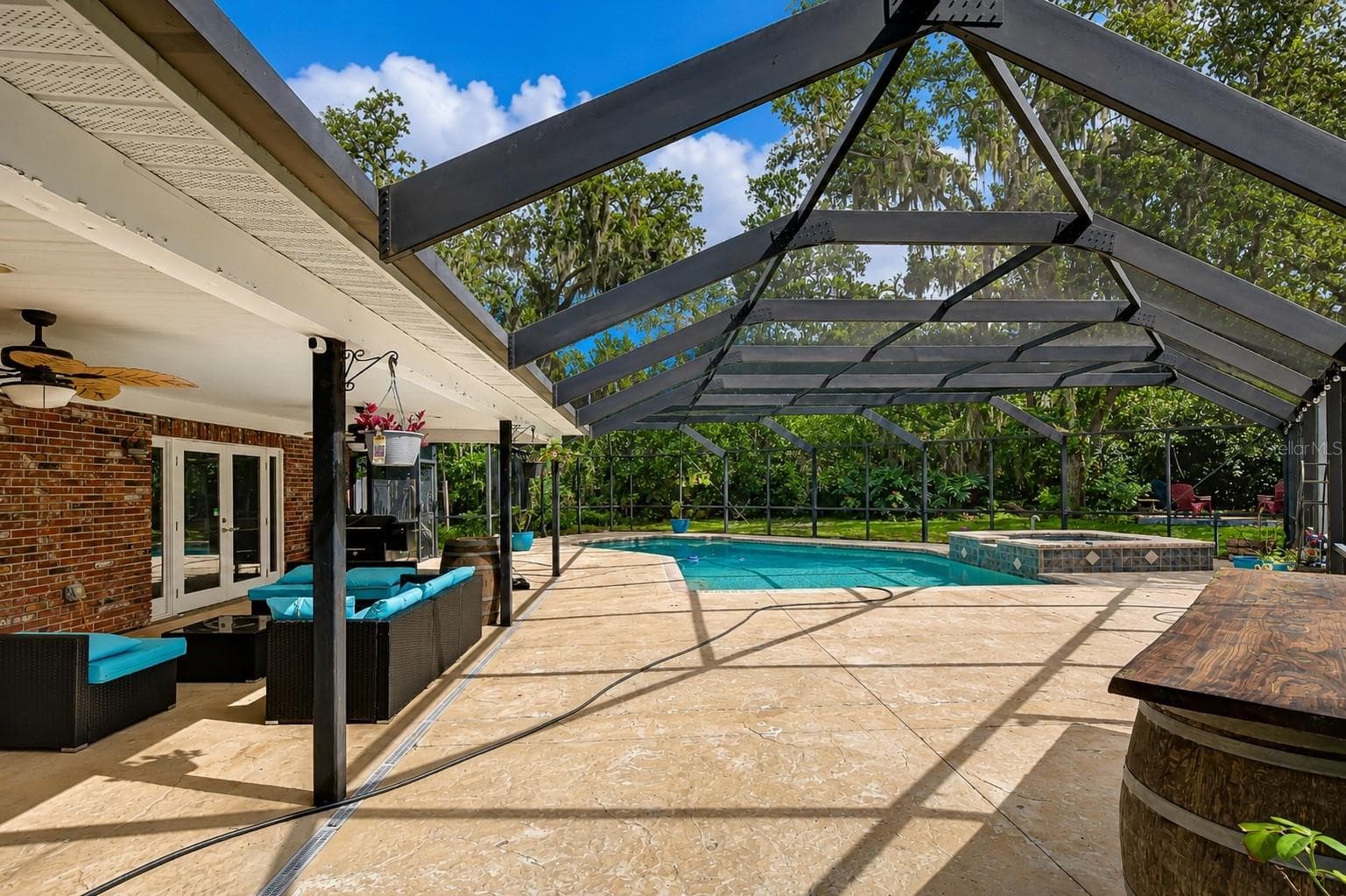 Sparkling private pool provides the perfect place to cool off and relax - 901 WOODVIEW DR, BRANDON