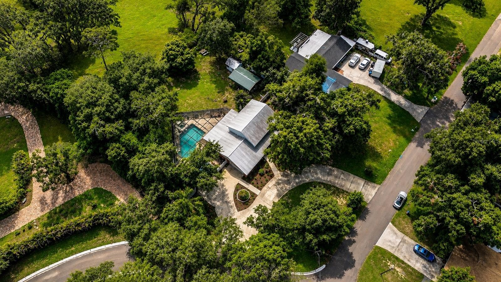 More than half an acre creates a peaceful retreat while remaining close to everything - 901 WOODVIEW DR, BRANDON