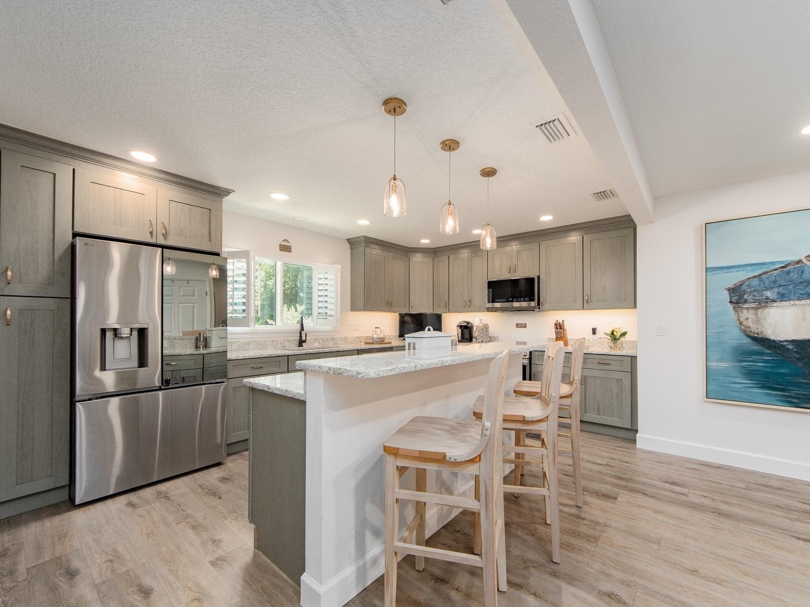 Designed for those who love to be in the kitchen and entertain! This remarkably spacious kitchen delivers an abundance of room for friends and family to gather. - 1207 TIMBERBROOKE DR, PALM HARBOR