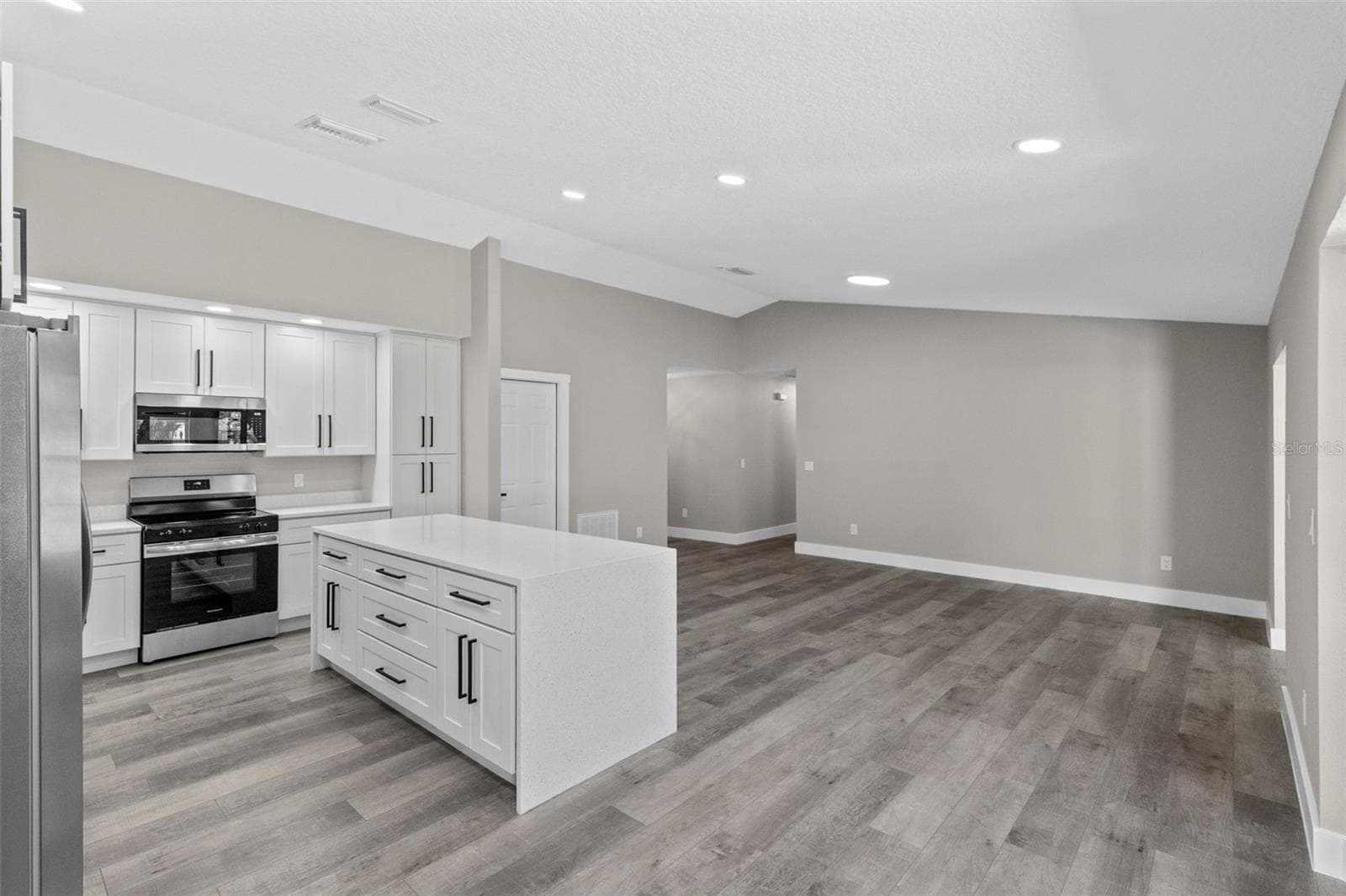 Single Family Residence at 910 WHISLER CT, ST CLOUD, photo 7 of 42