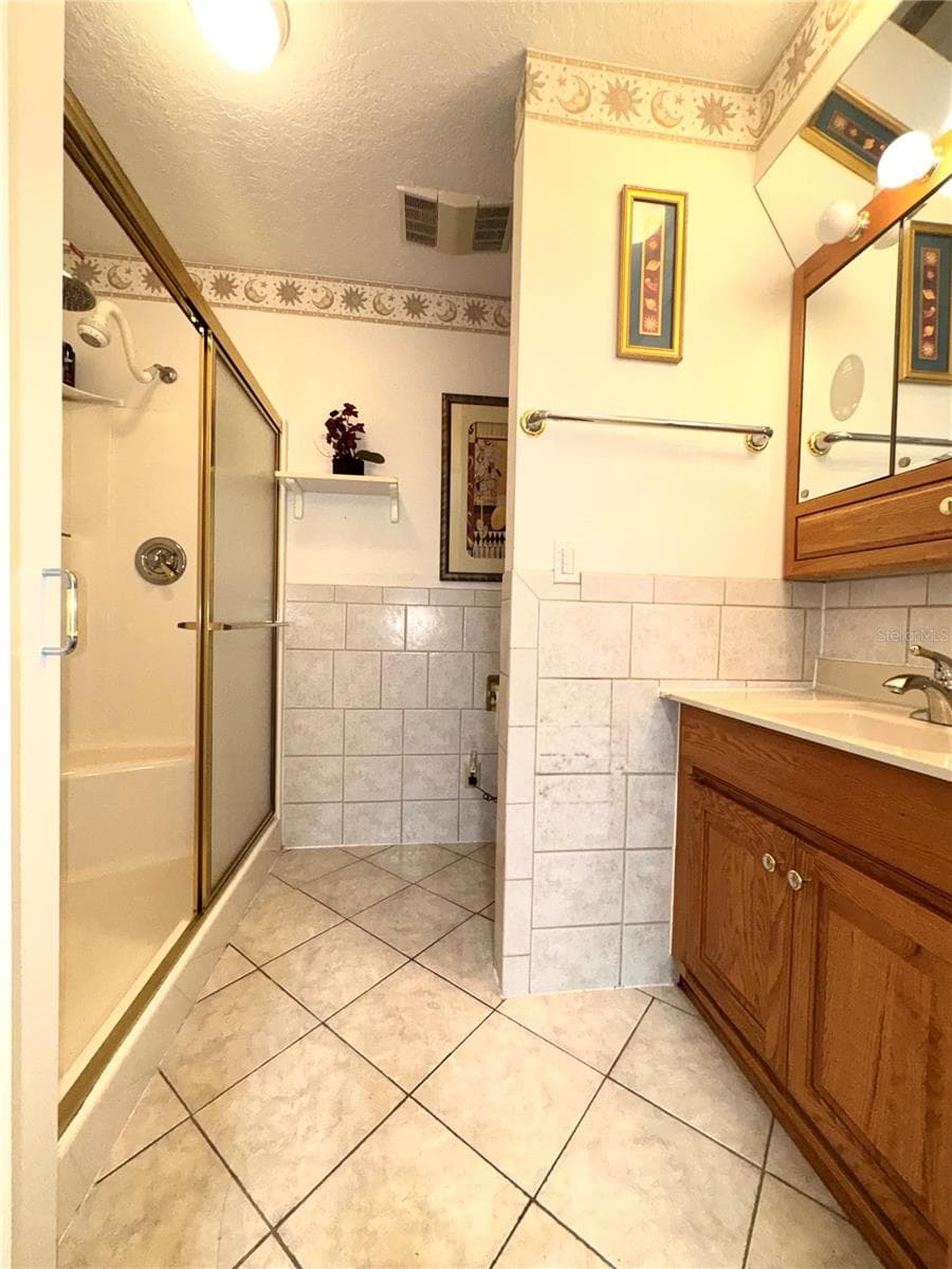 full laundry bath - 17725 POWERLINE RD, DADE CITY