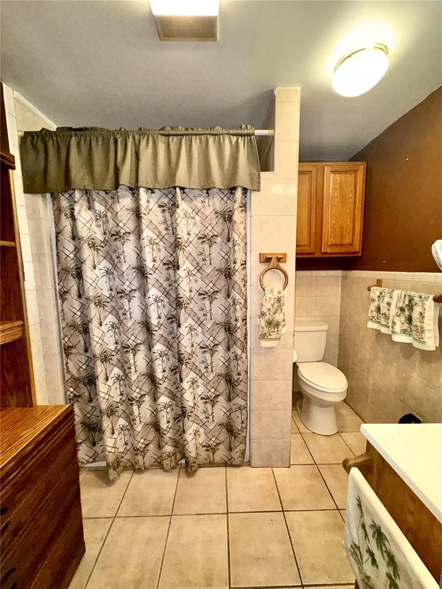 full size pool bath - 17725 POWERLINE RD, DADE CITY