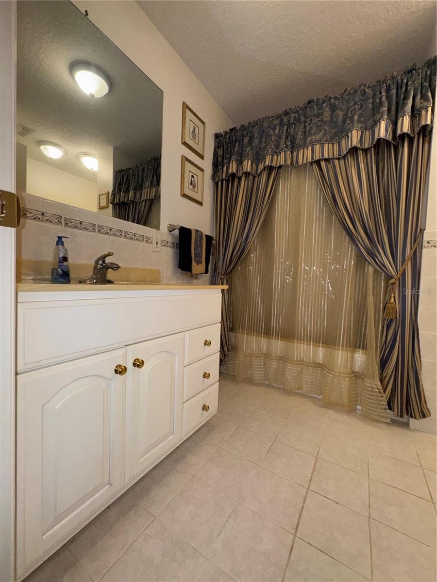 its floor en suite bath and shower - 17725 POWERLINE RD, DADE CITY