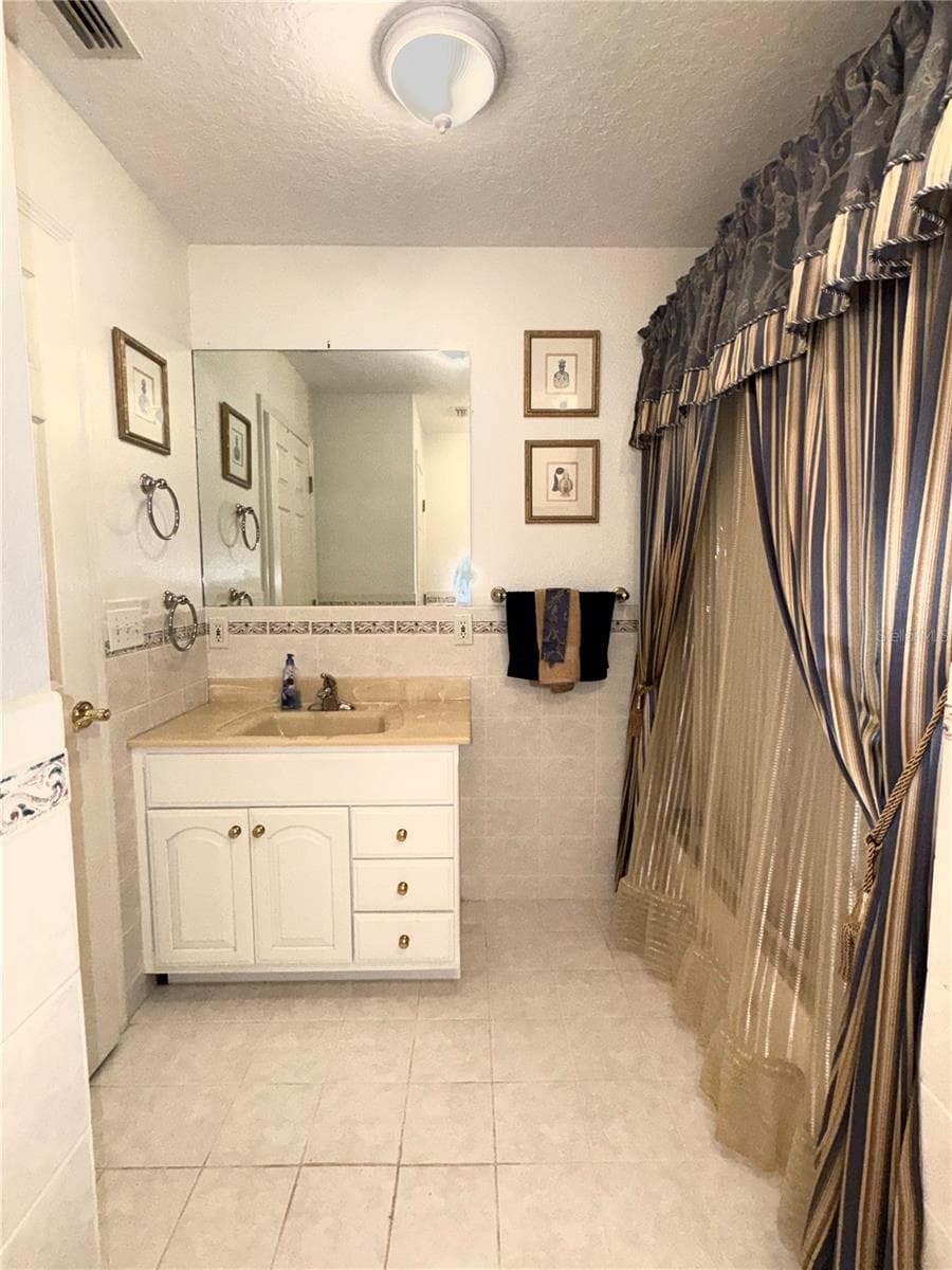 with full size linen closet - 17725 POWERLINE RD, DADE CITY