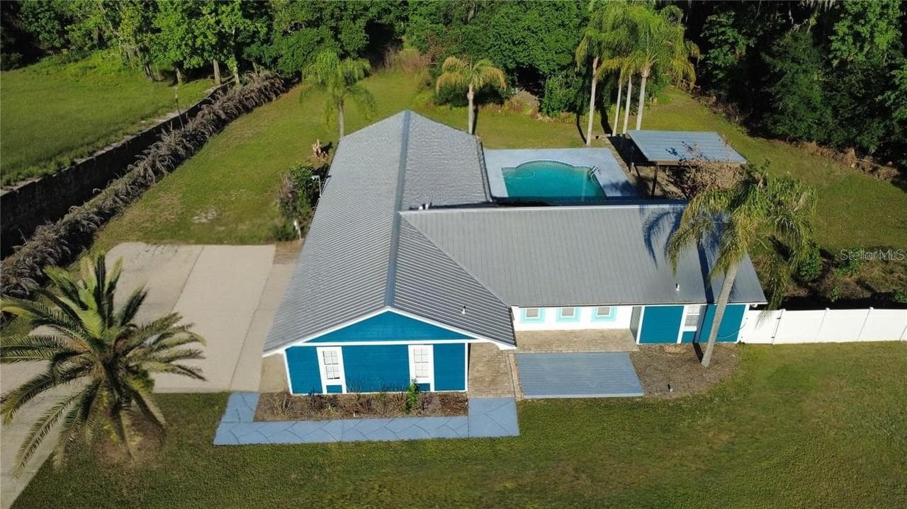 245 COUNTRY CIRCLE DR E