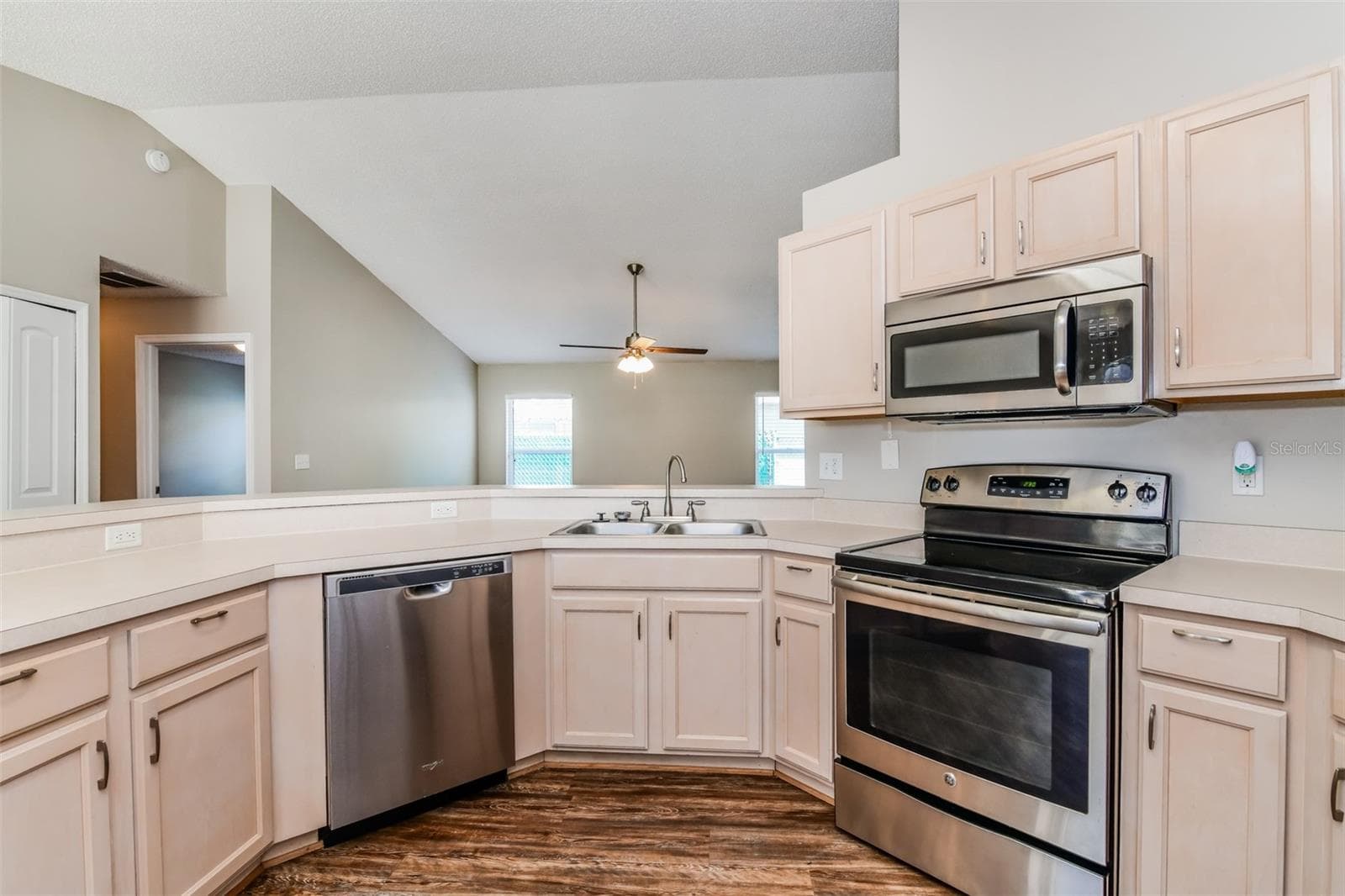 Single Family Residence at 8615 CAVENDISH DR, KISSIMMEE, photo 5 of 15