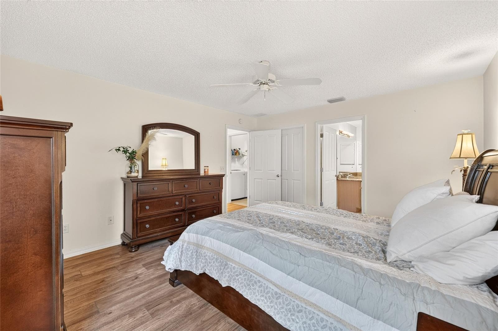 Primary Bedroom with En Suite Bath - 16947 SE 93RD CUTHBERT CIR, THE VILLAGES