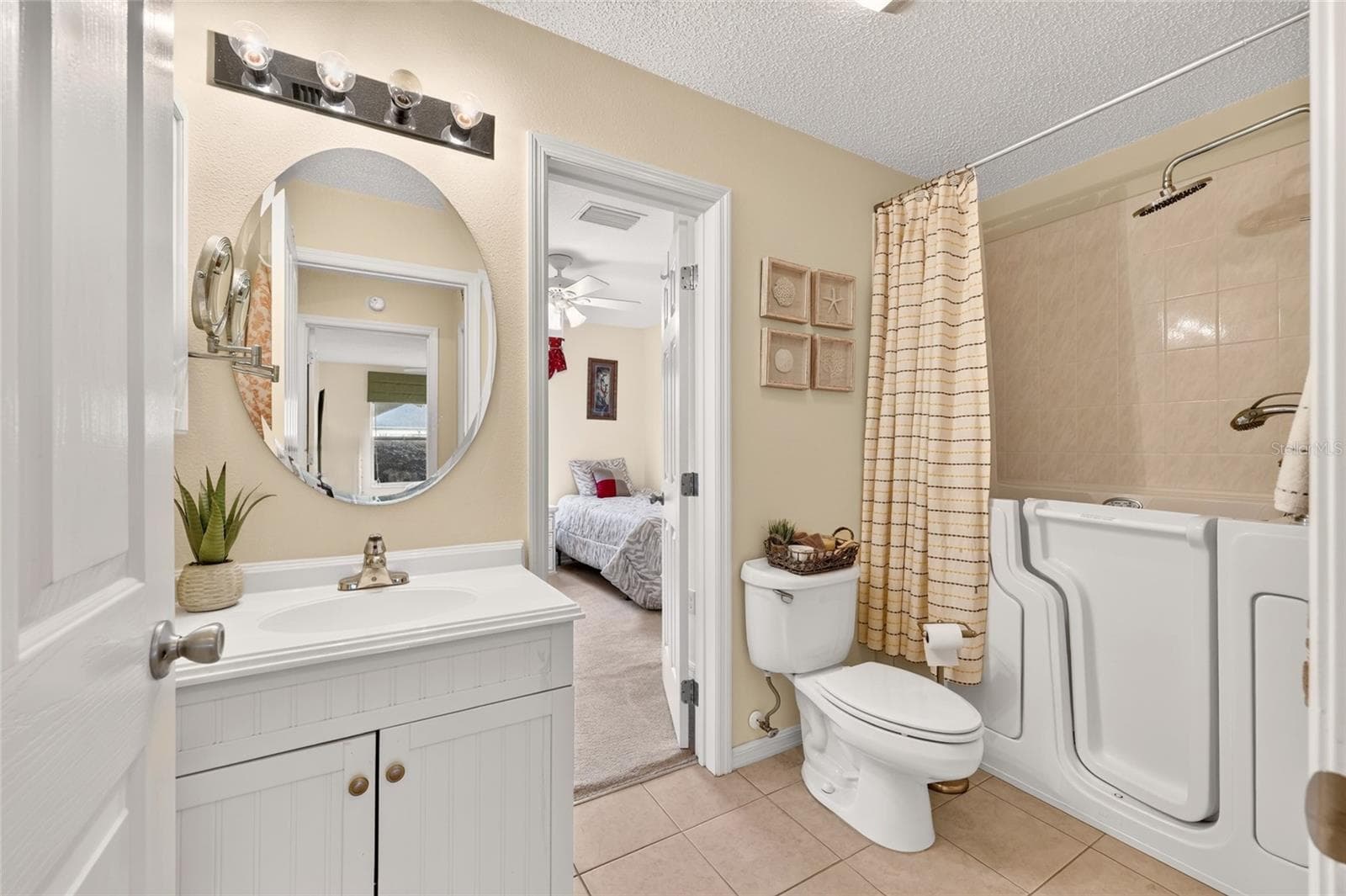 Bath 2 with Walk-in Jacuzzi Tub - 16947 SE 93RD CUTHBERT CIR, THE VILLAGES