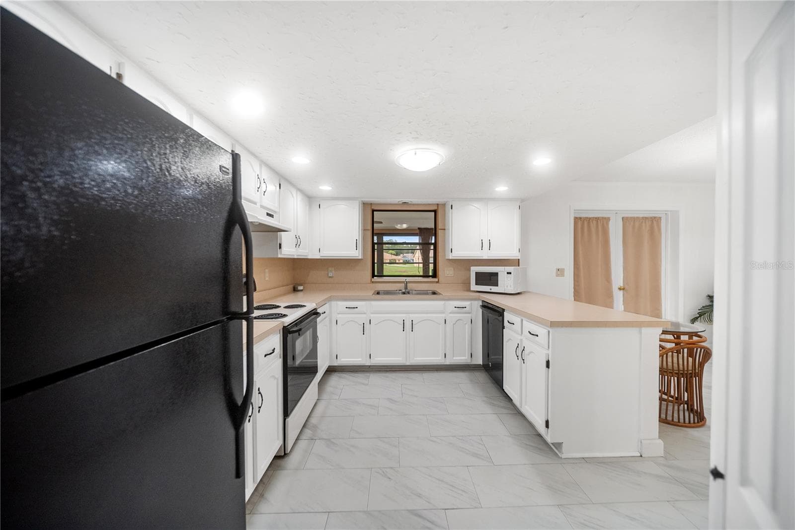 Single Family Residence at 112 WOODINGHAM DR, VENICE, photo 9 of 47