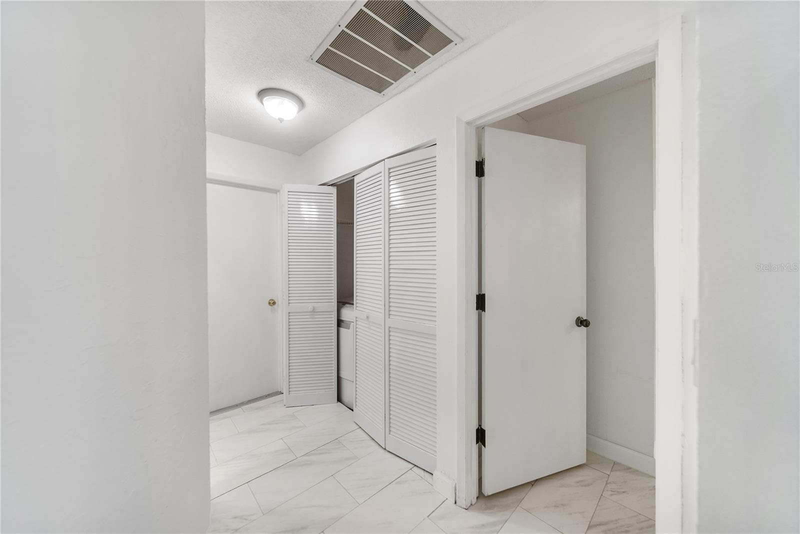 Single Family Residence at 112 WOODINGHAM DR, VENICE, photo 21 of 47