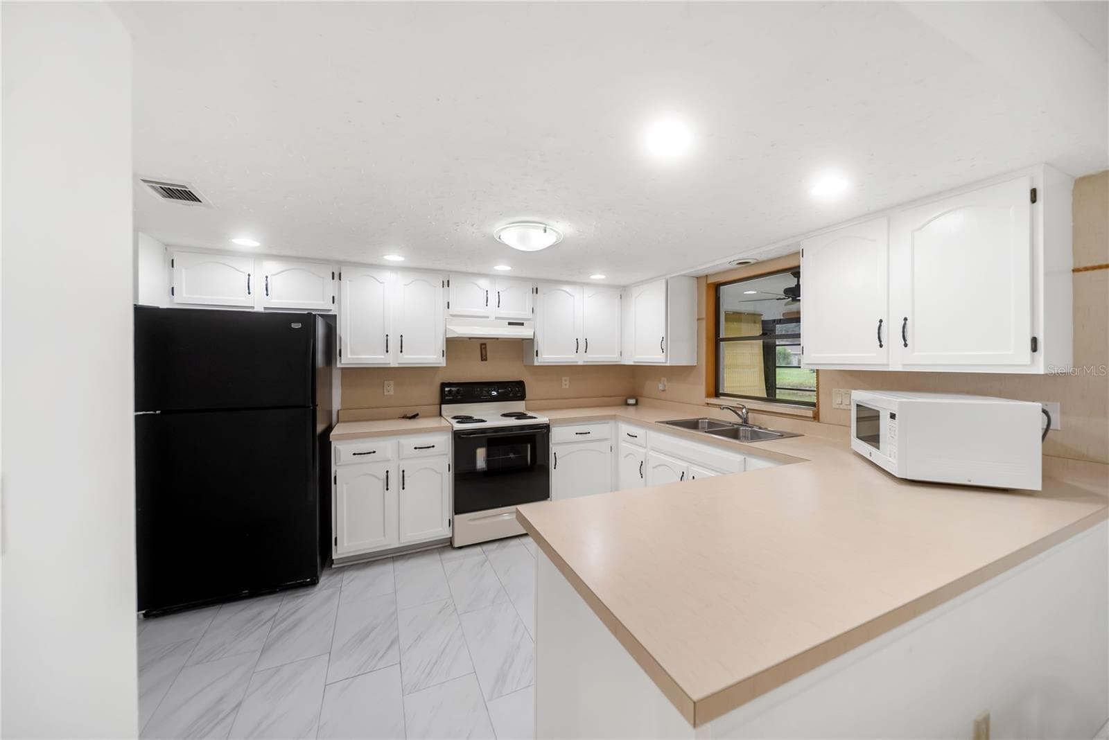 Kitchen - 112 WOODINGHAM DR, VENICE