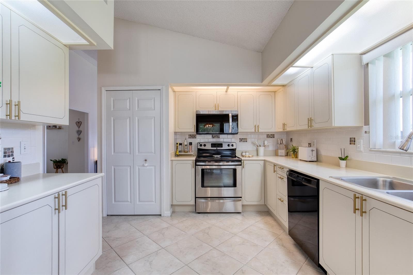 Single Family Residence at 982 BREEZEMONT CT, PORT ORANGE, photo 15 of 69