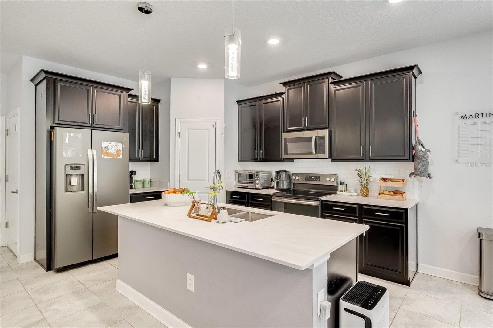 Kitchen w/ walk-in pantry - 2353 CRESCENT MOON ST, KISSIMMEE
