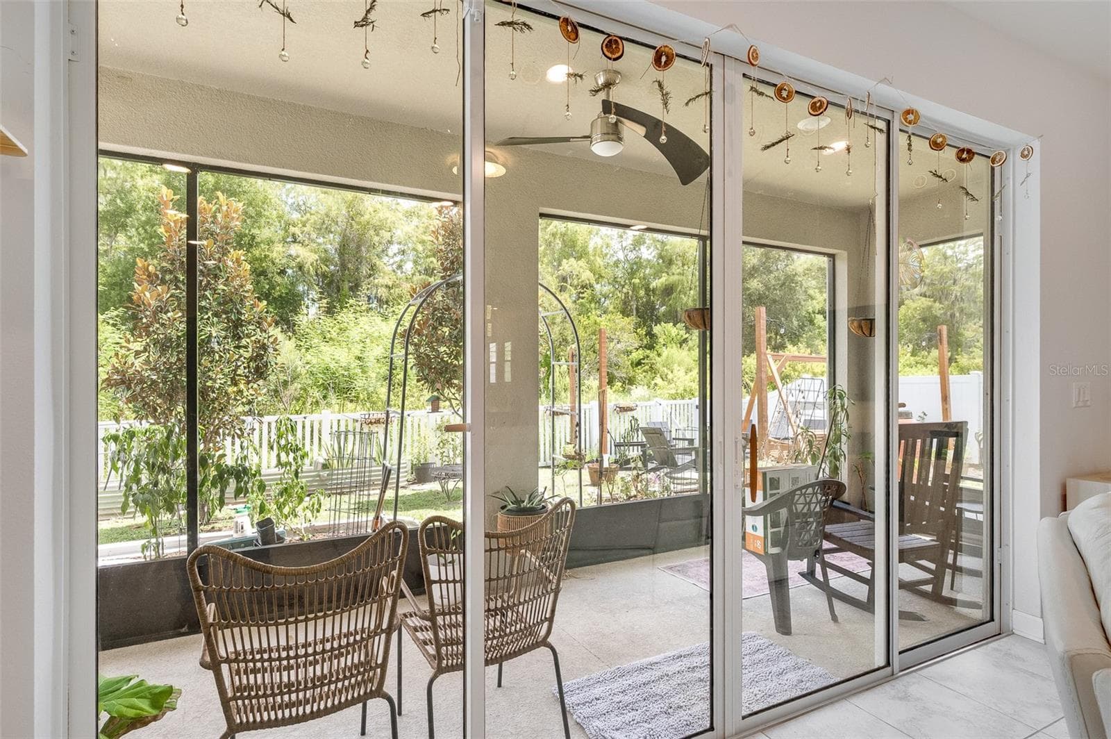 Double sliding doors to screened-in rear patio - 2353 CRESCENT MOON ST, KISSIMMEE