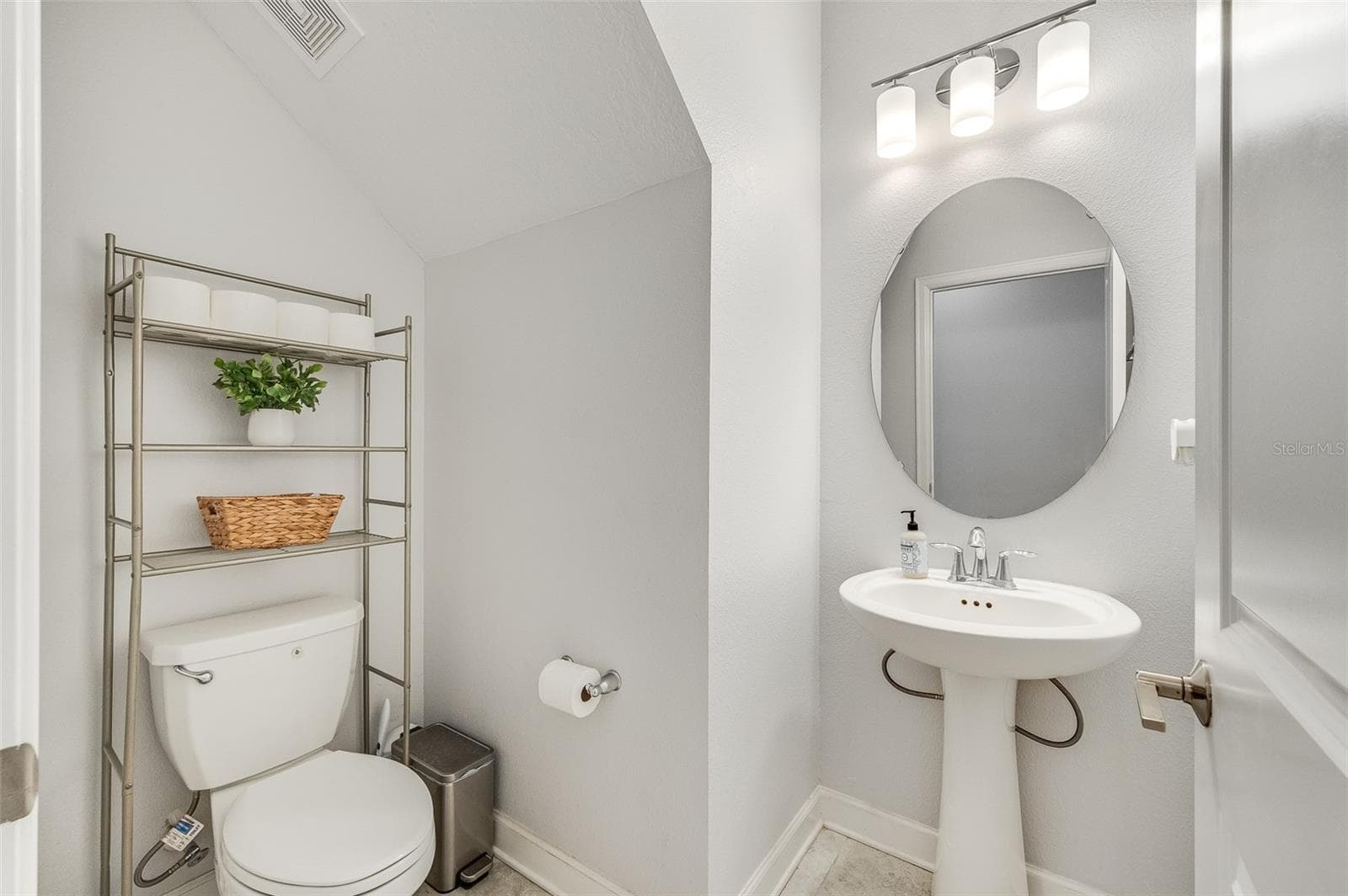 Half bath in foyer hall adjacent to kitchen and living area - 2353 CRESCENT MOON ST, KISSIMMEE