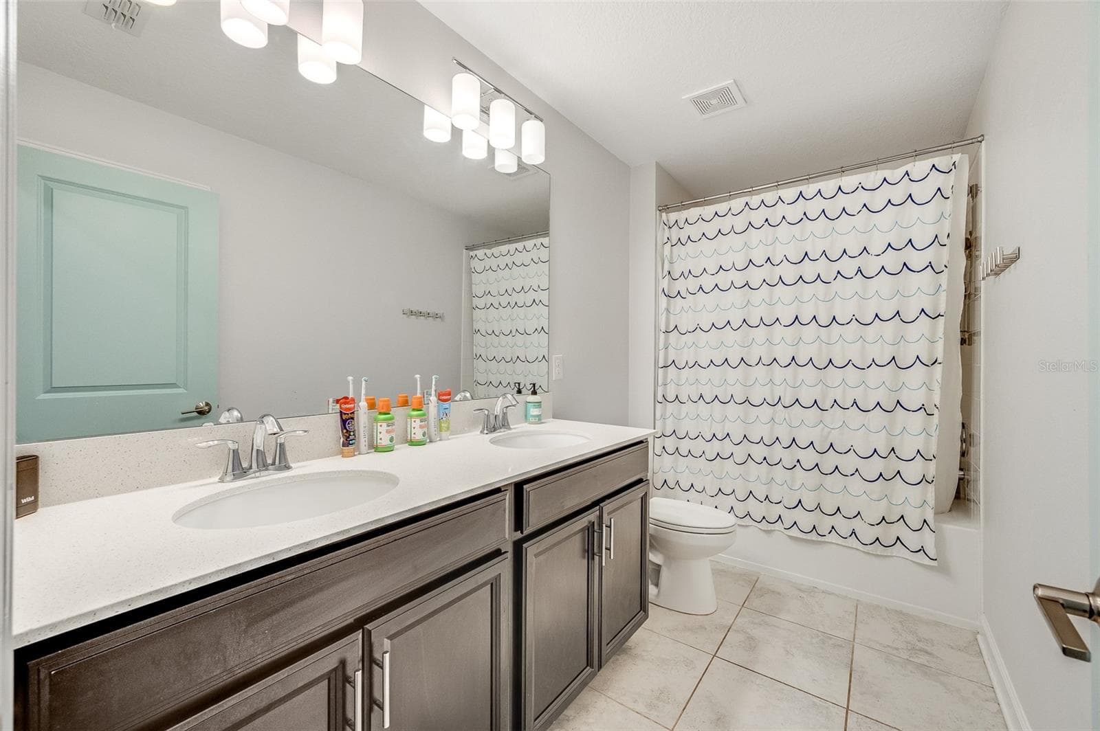 Full bathroom with double vanity between bedrooms 2 and 3 - 2353 CRESCENT MOON ST, KISSIMMEE