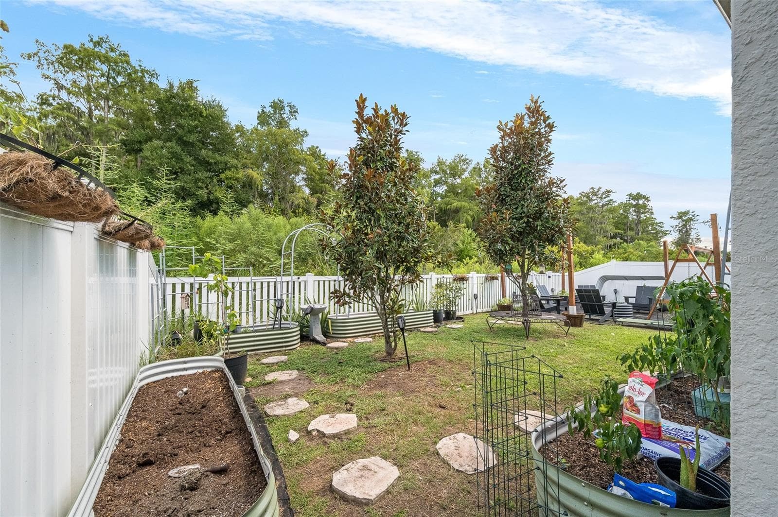 Backyard fully fenced w/ conservation view - 2353 CRESCENT MOON ST, KISSIMMEE