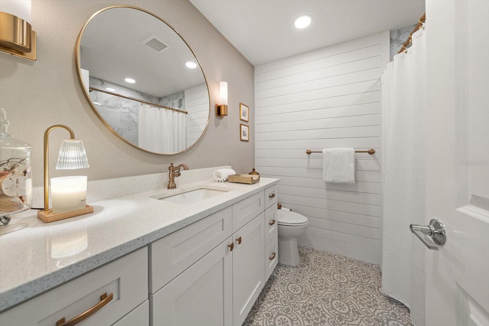 Bathroom #3, dual vanities, all new and fresh! - 821 JACARANDA DR, LARGO