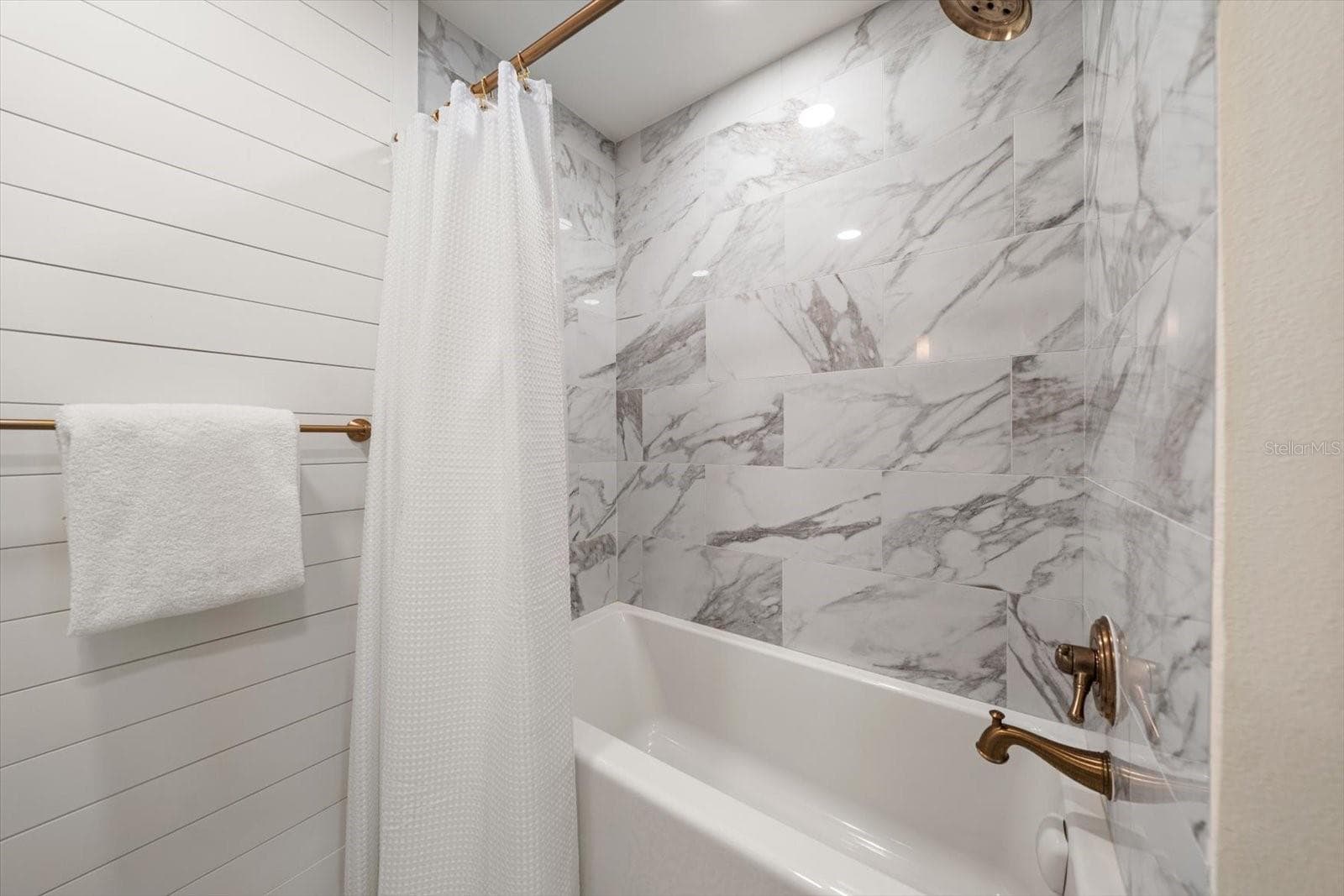 Big tub to relax in. - 821 JACARANDA DR, LARGO