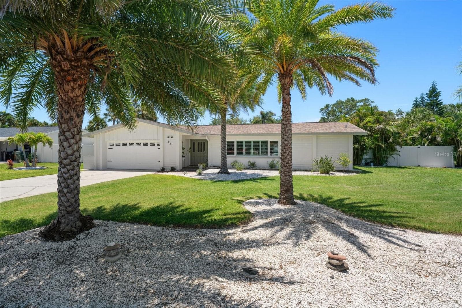 Palm trees, seashells, beautiful lawns, what more do you need? - 821 JACARANDA DR, LARGO