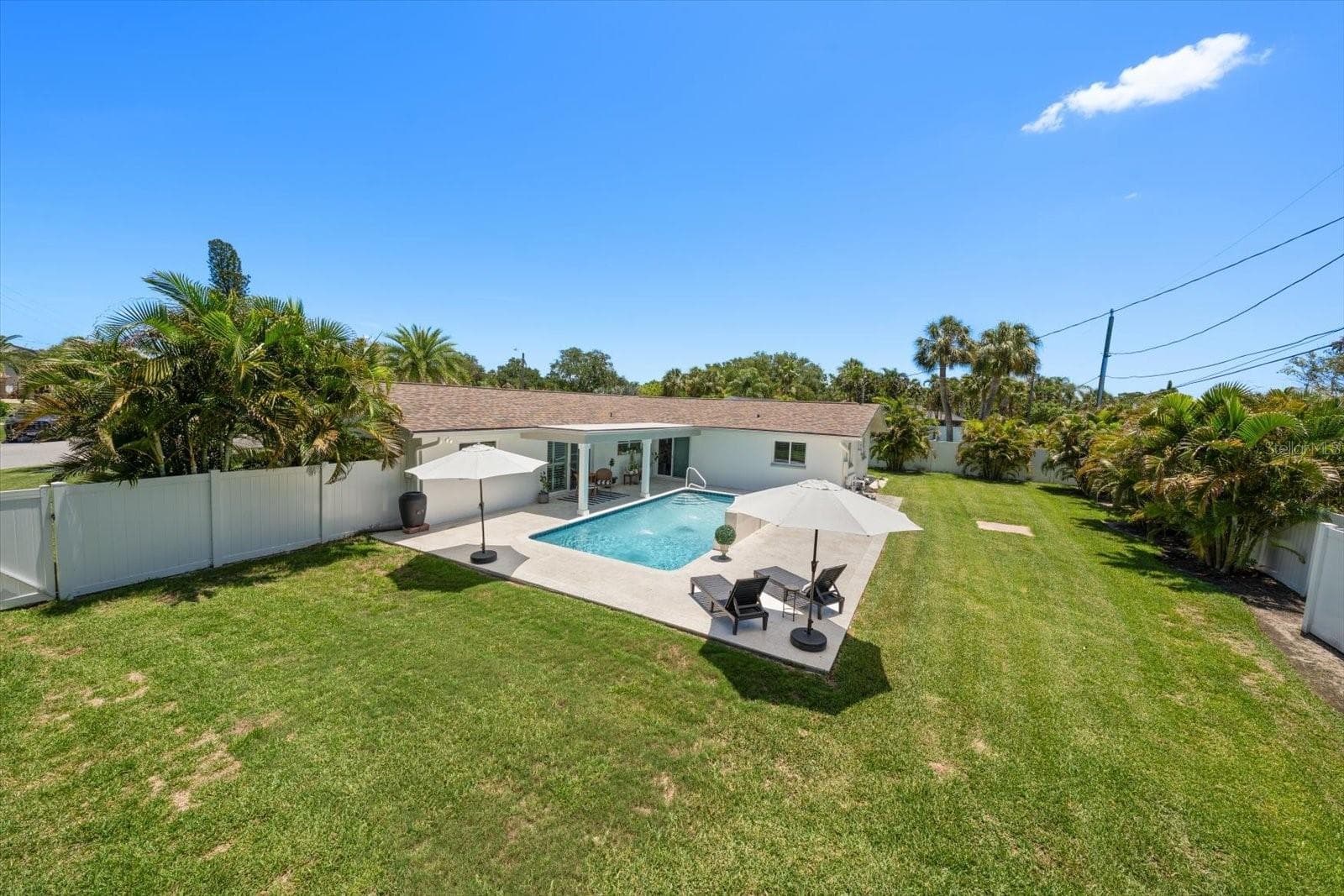 Play, relax, work...you choose. - 821 JACARANDA DR, LARGO
