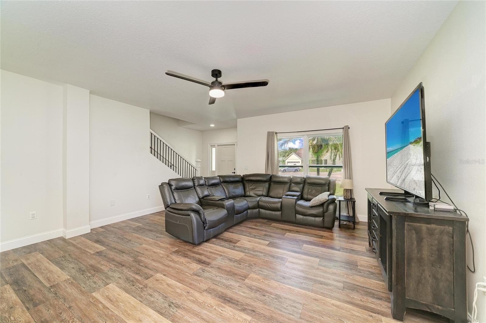 Large open living room. - 3220 37TH TER E, BRADENTON