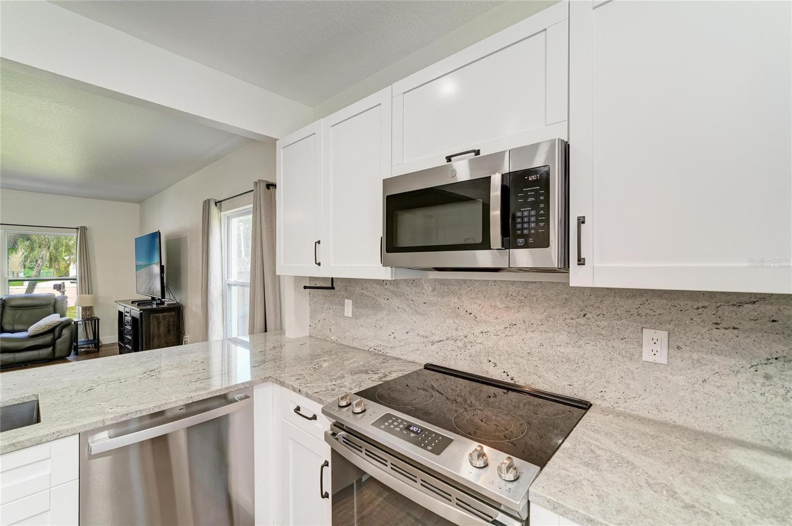 Soft close cabinetry, stainless steel appliances, and granite counters. - 3220 37TH TER E, BRADENTON