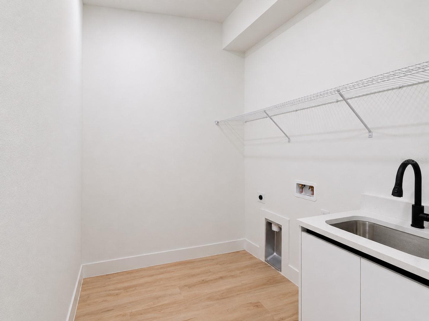 Laundry Room w/ Sink - 1310 S WAPELLO ST, NORTH PORT