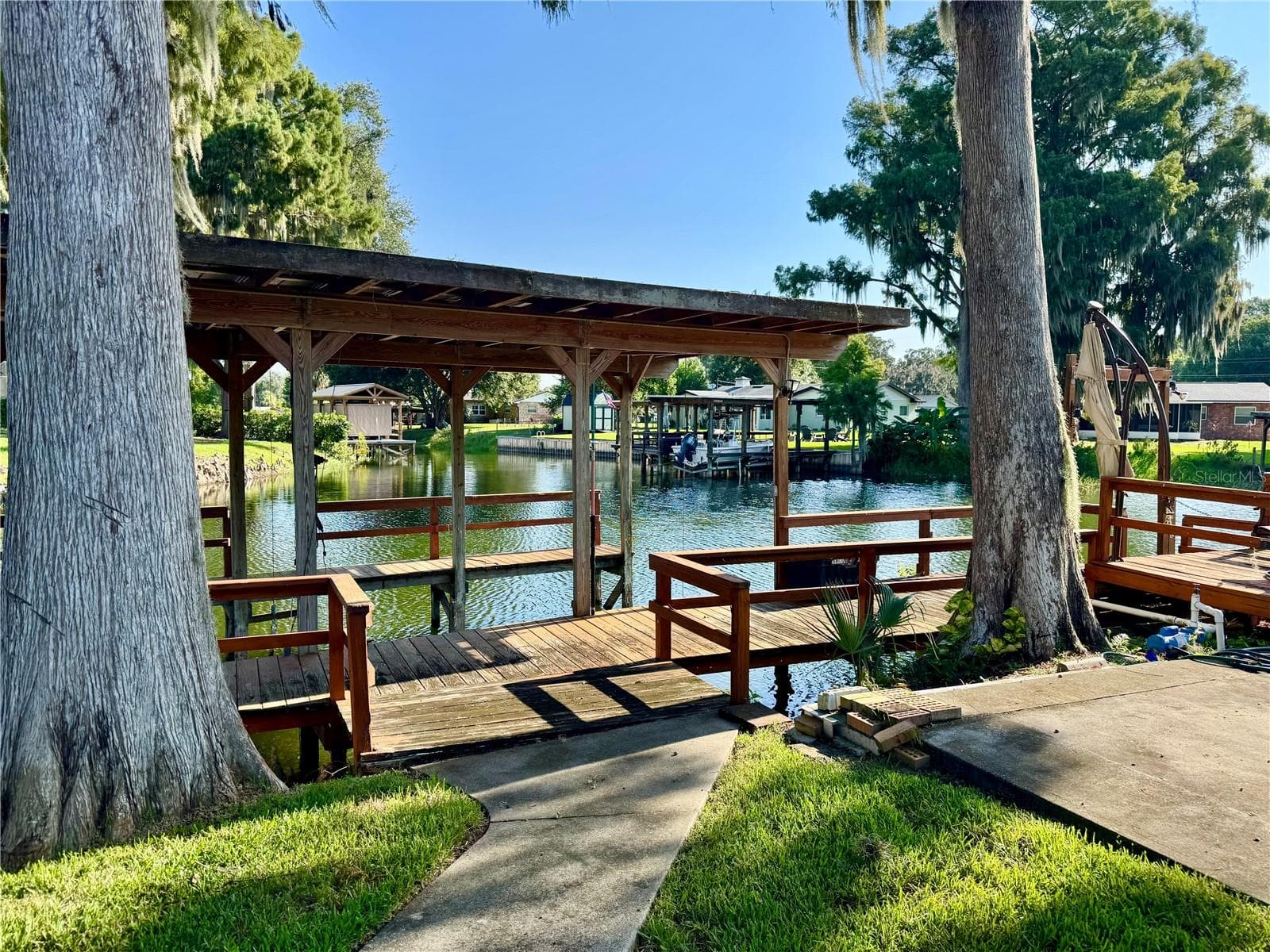 Dock with lift and seconds to Lake Eustis! - 235 TEMPLE CIR, EUSTIS