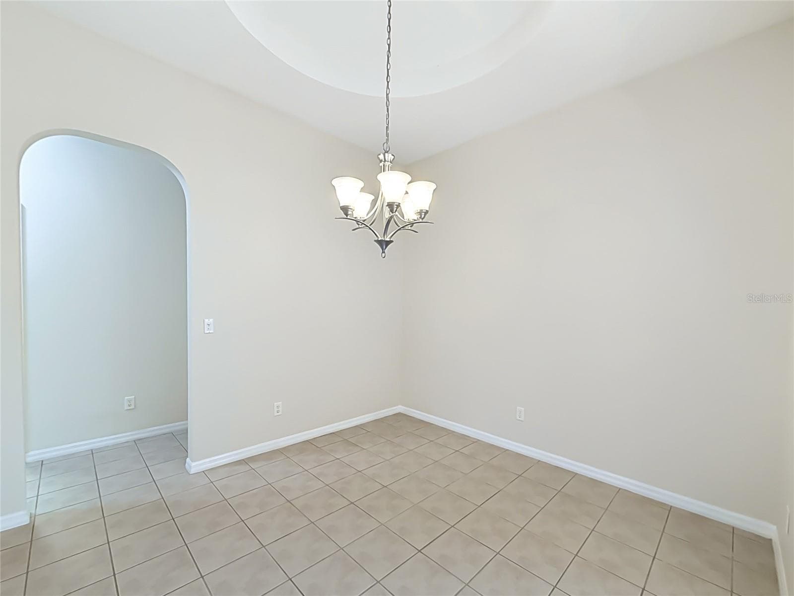 Arched doorways, tray ceiling, smooth ceilings - 11932 SE 179TH ST, SUMMERFIELD