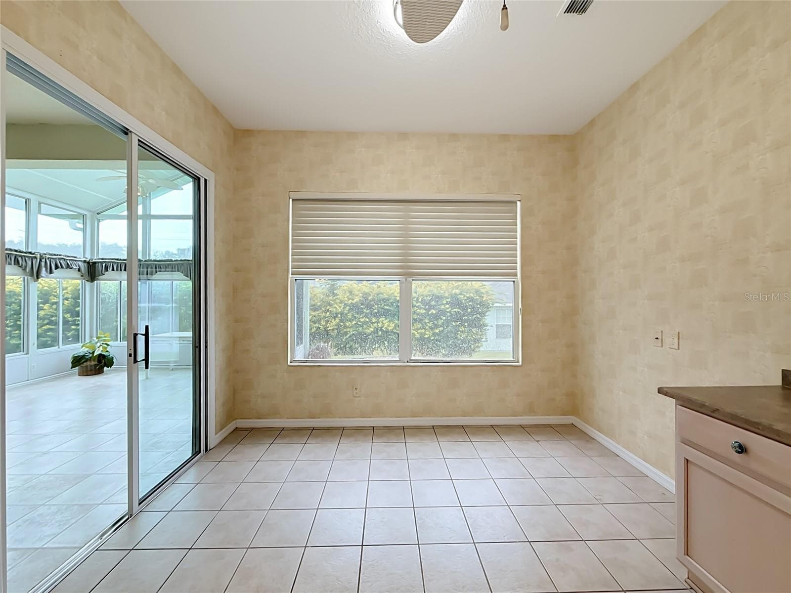 Nook, the shades throughout are very nice - 11932 SE 179TH ST, SUMMERFIELD