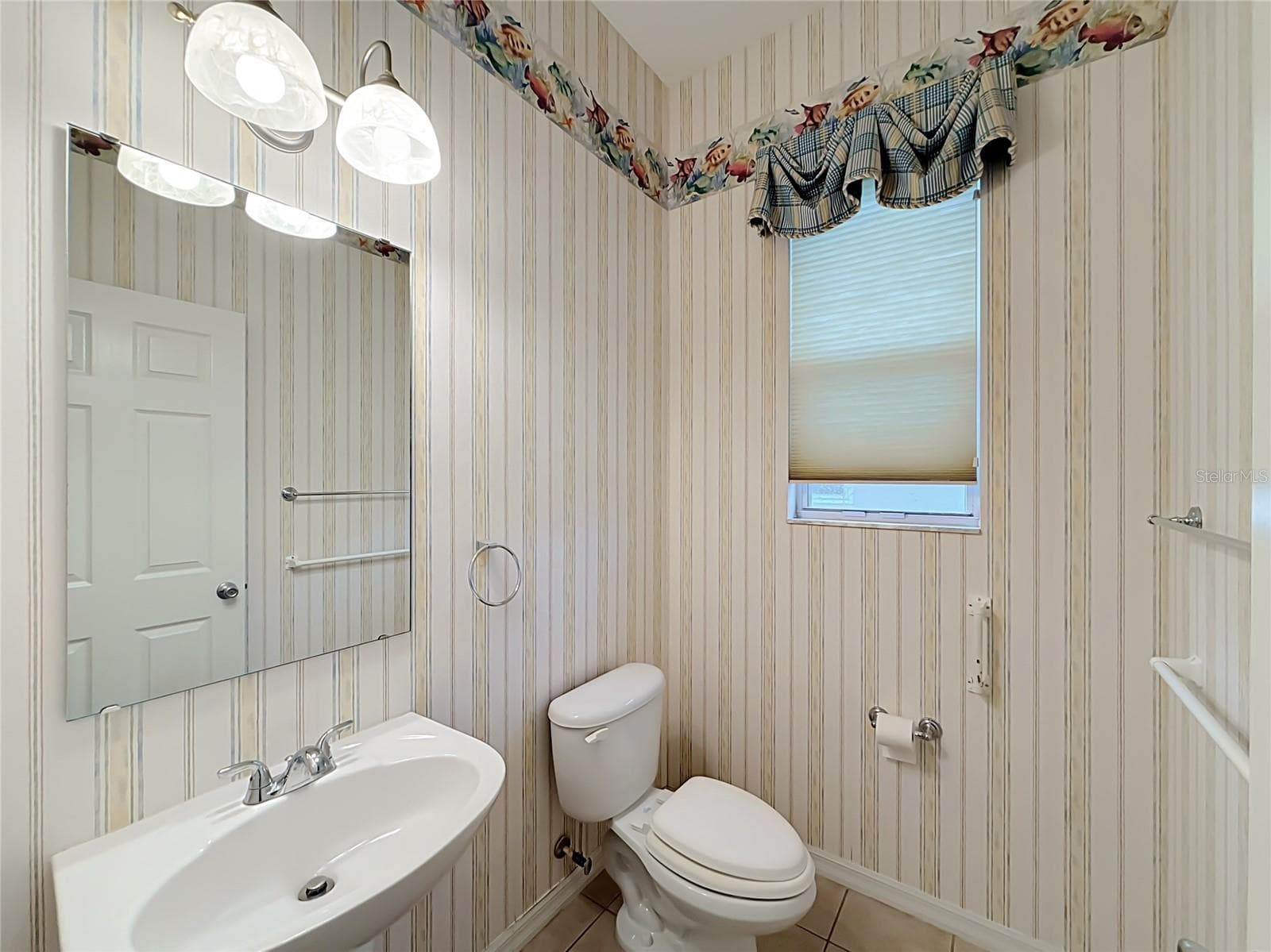 Powder Rm or 1/2 Ba. Wall paper can easily be removed and walls painted. - 11932 SE 179TH ST, SUMMERFIELD