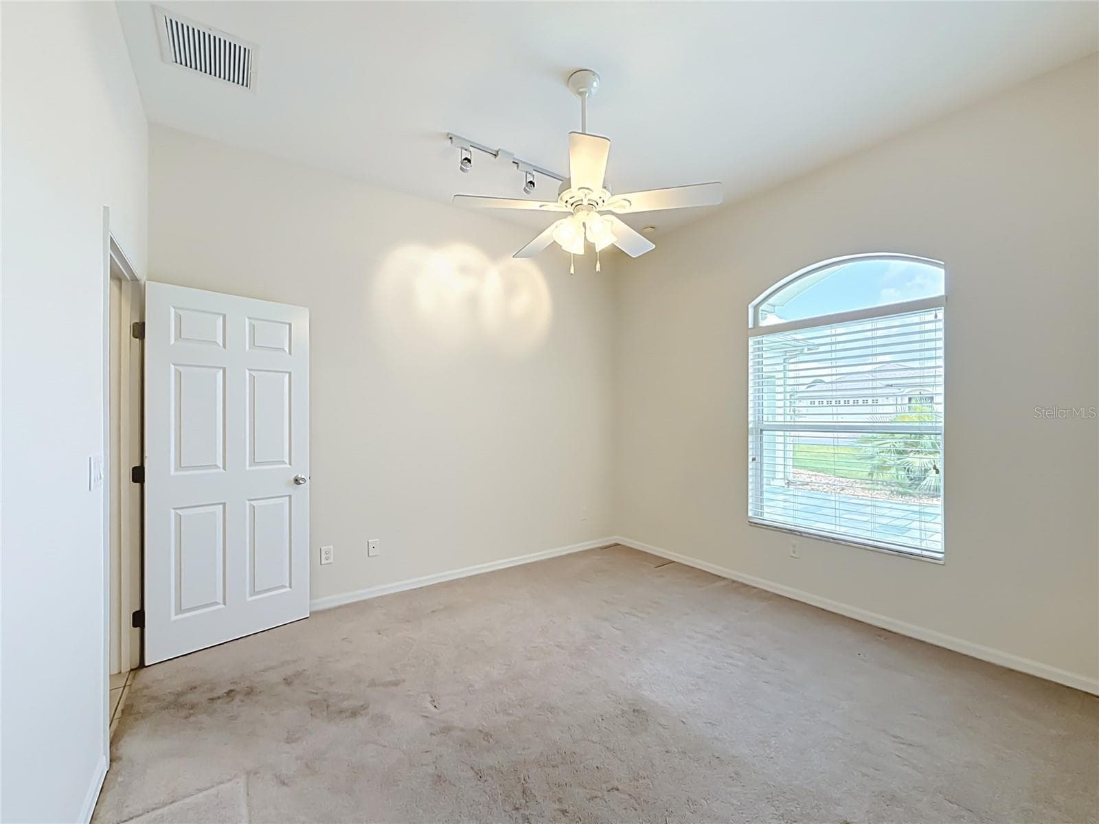 Trac lights, ceiling fan w/ lights. - 11932 SE 179TH ST, SUMMERFIELD