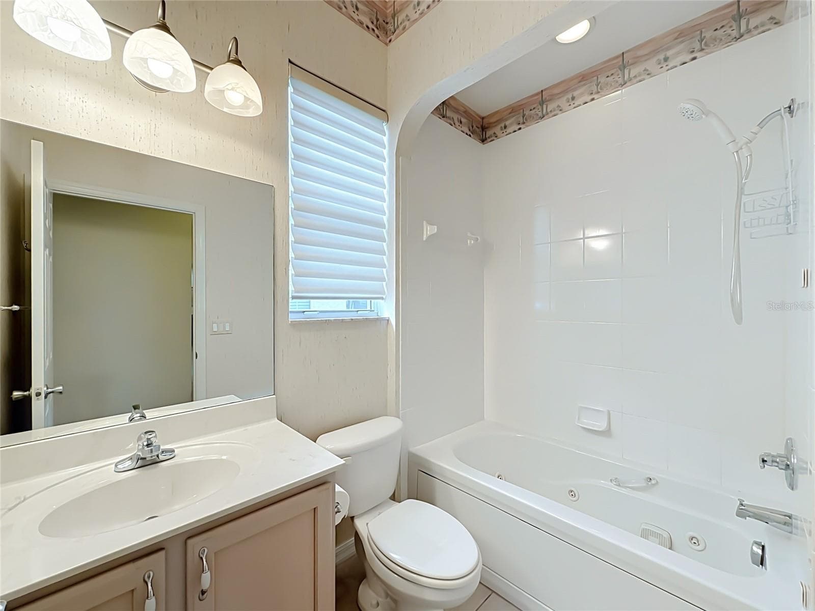 2nd bath with whirlpool tub shower combo - 11932 SE 179TH ST, SUMMERFIELD
