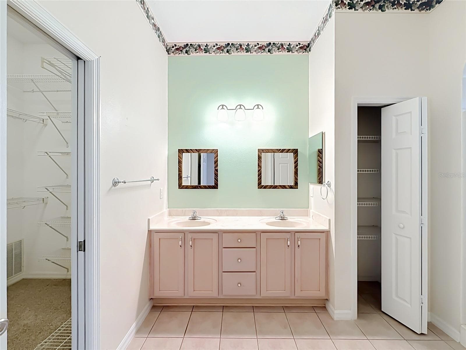 Primary Bath, dbl sink, walkin closet,pvt. waterclose with a window, linen closet,and a large walk in closet. - 11932 SE 179TH ST, SUMMERFIELD