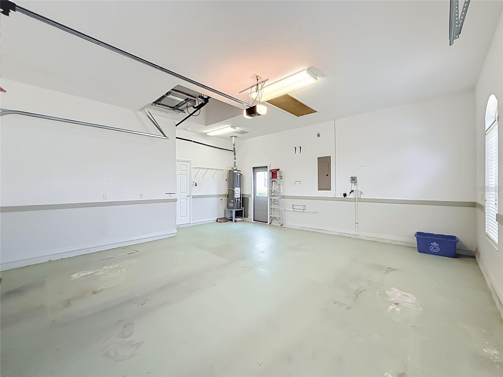 Tall ceilings, utility doorw/ hide away screenGas/Propane hot water heater and furnace - 11932 SE 179TH ST, SUMMERFIELD
