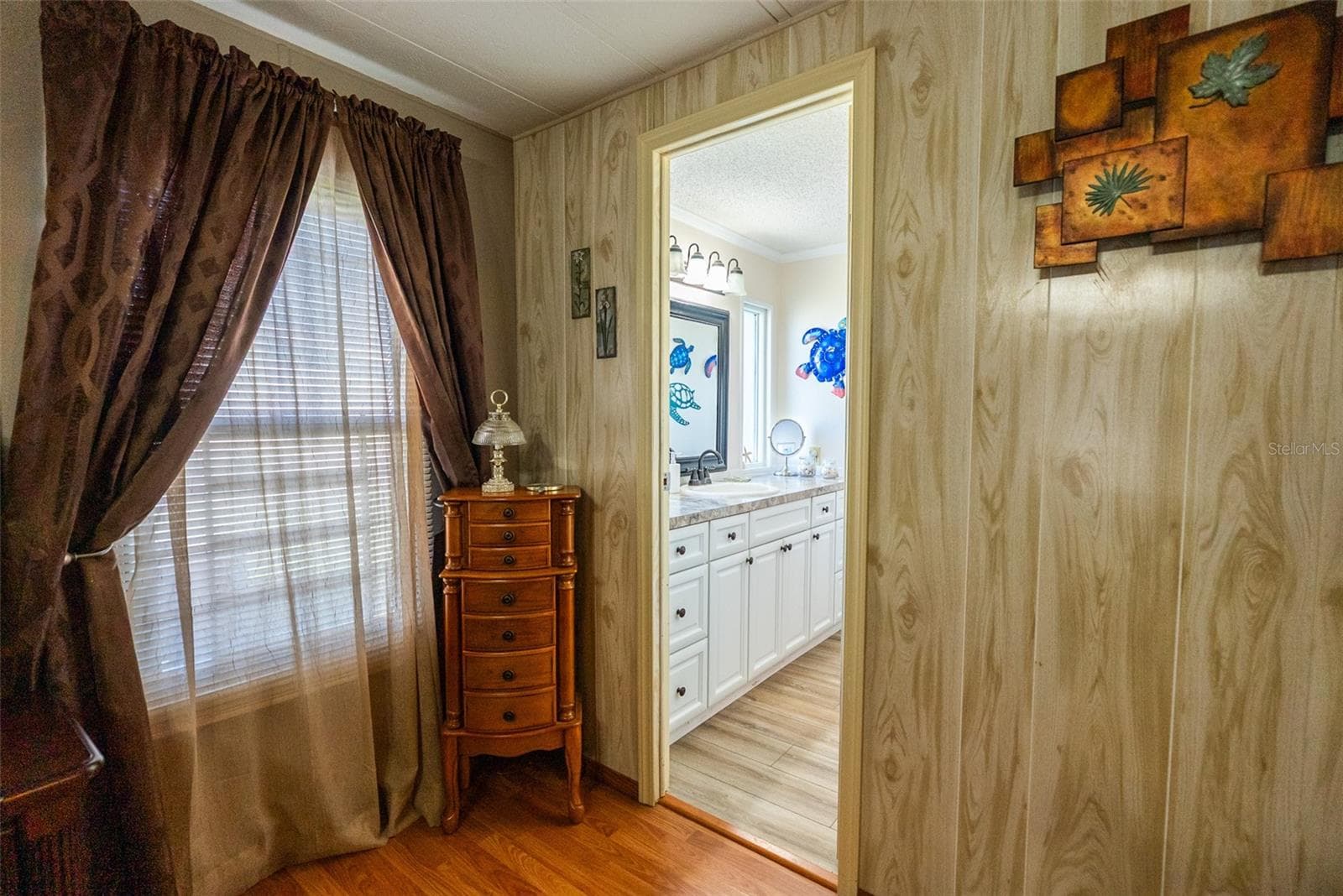MASTER SUITE W/WALK-IN CLOSET - 6703 CANTERBURY DR NE, WINTER HAVEN
