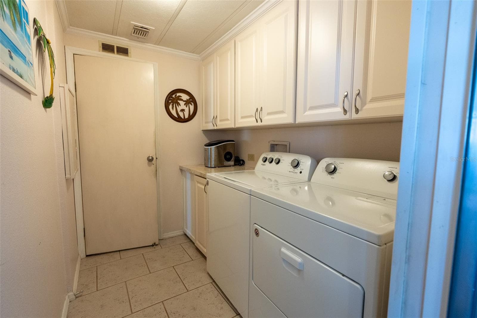 LARGE INSIDE LAUNDRY - 6703 CANTERBURY DR NE, WINTER HAVEN