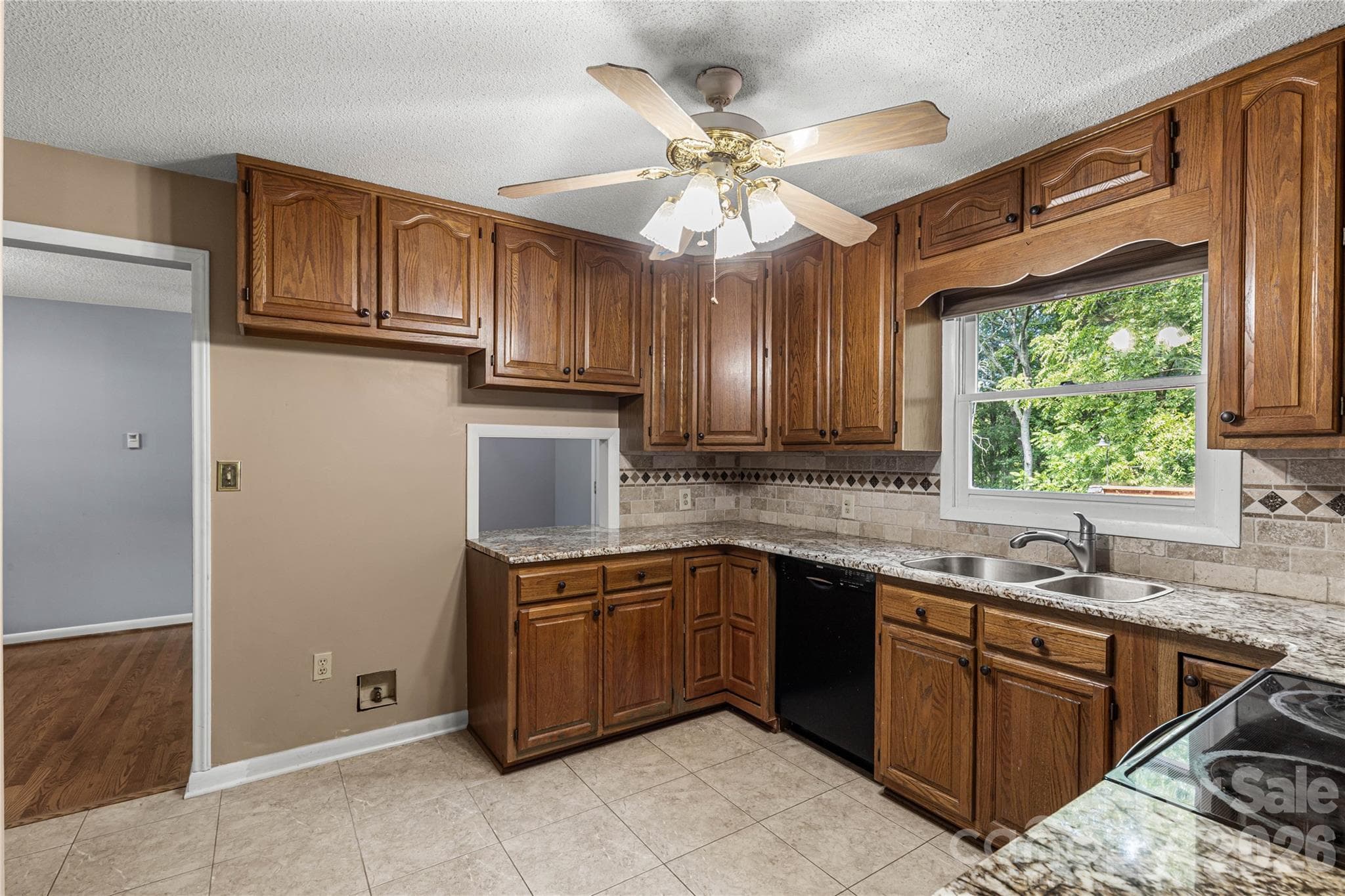 Kitchen - 1575 Lincoln Road, York