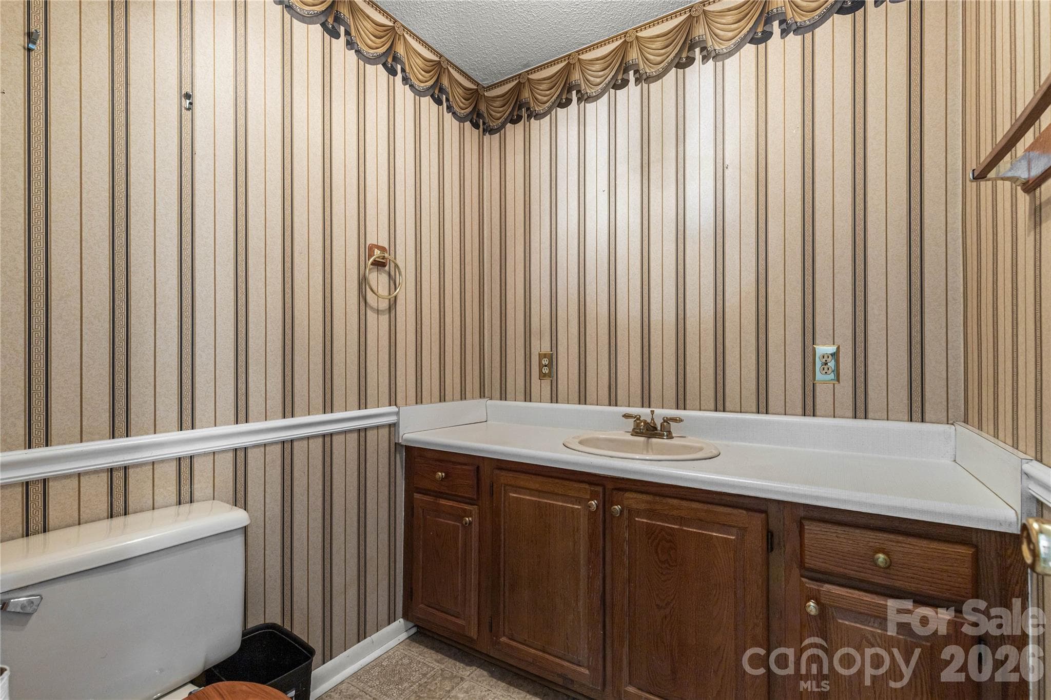Half Bath down stairs - 1575 Lincoln Road, York