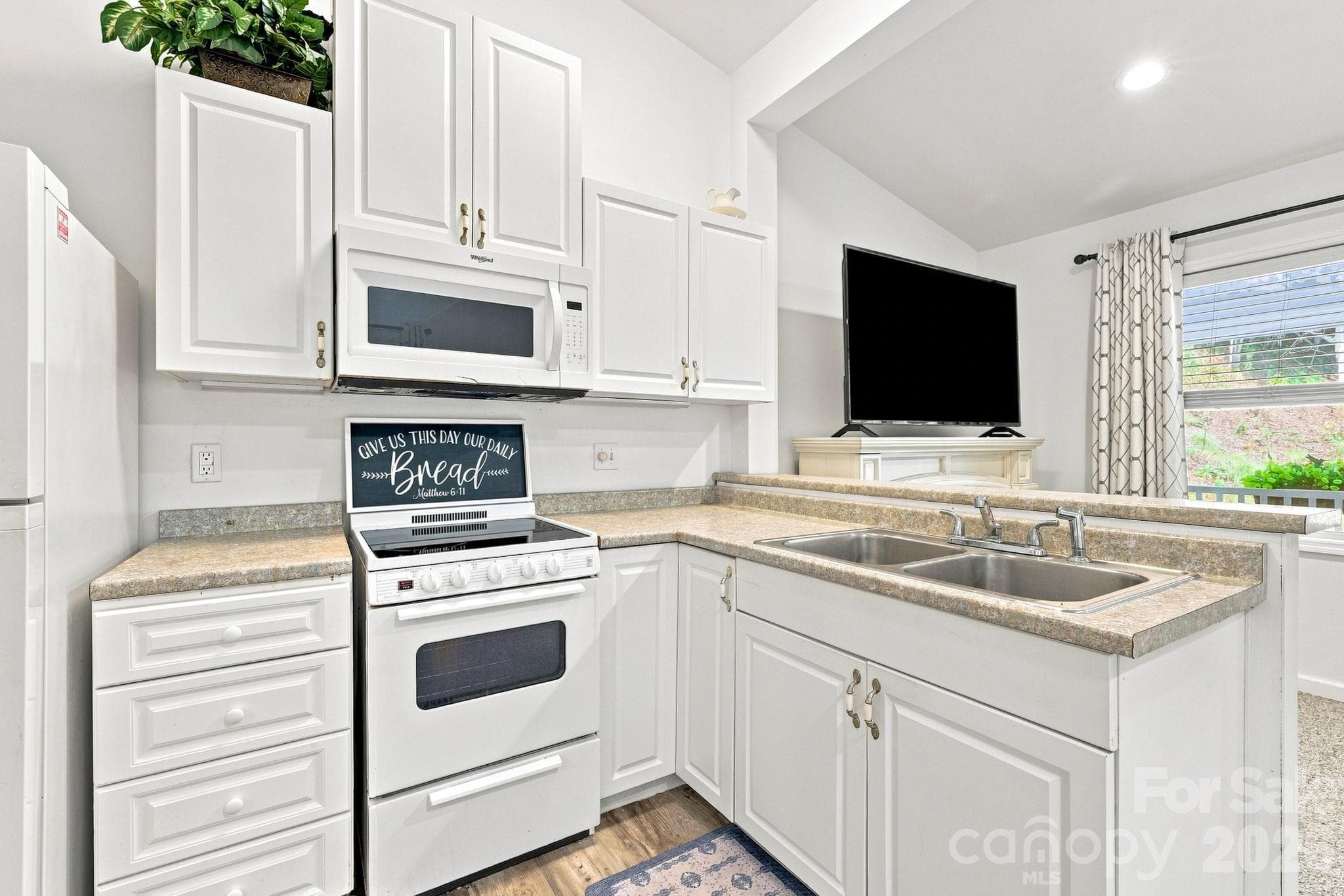 In Law Suite Kitchen - 4 Sunset Farms Road, Whittier