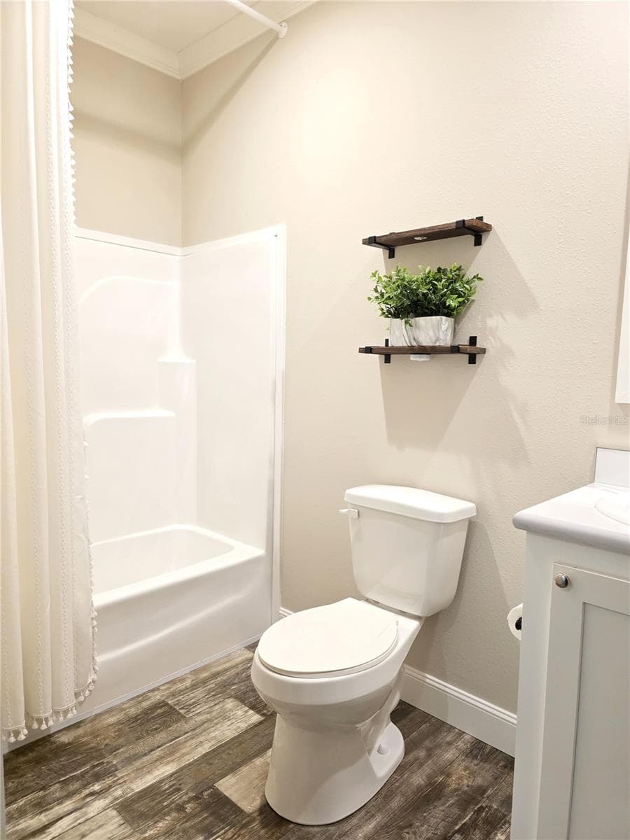 3rd Bathroom - 10617 SKEWLEE GARDENS DR, THONOTOSASSA