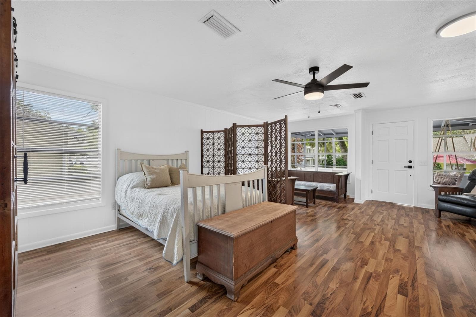 Single Family Residence at 140 N JOHNS ST, MOUNT DORA, photo 10 of 31