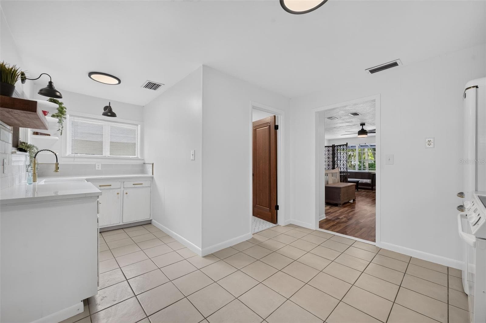 Single Family Residence at 140 N JOHNS ST, MOUNT DORA, photo 14 of 31