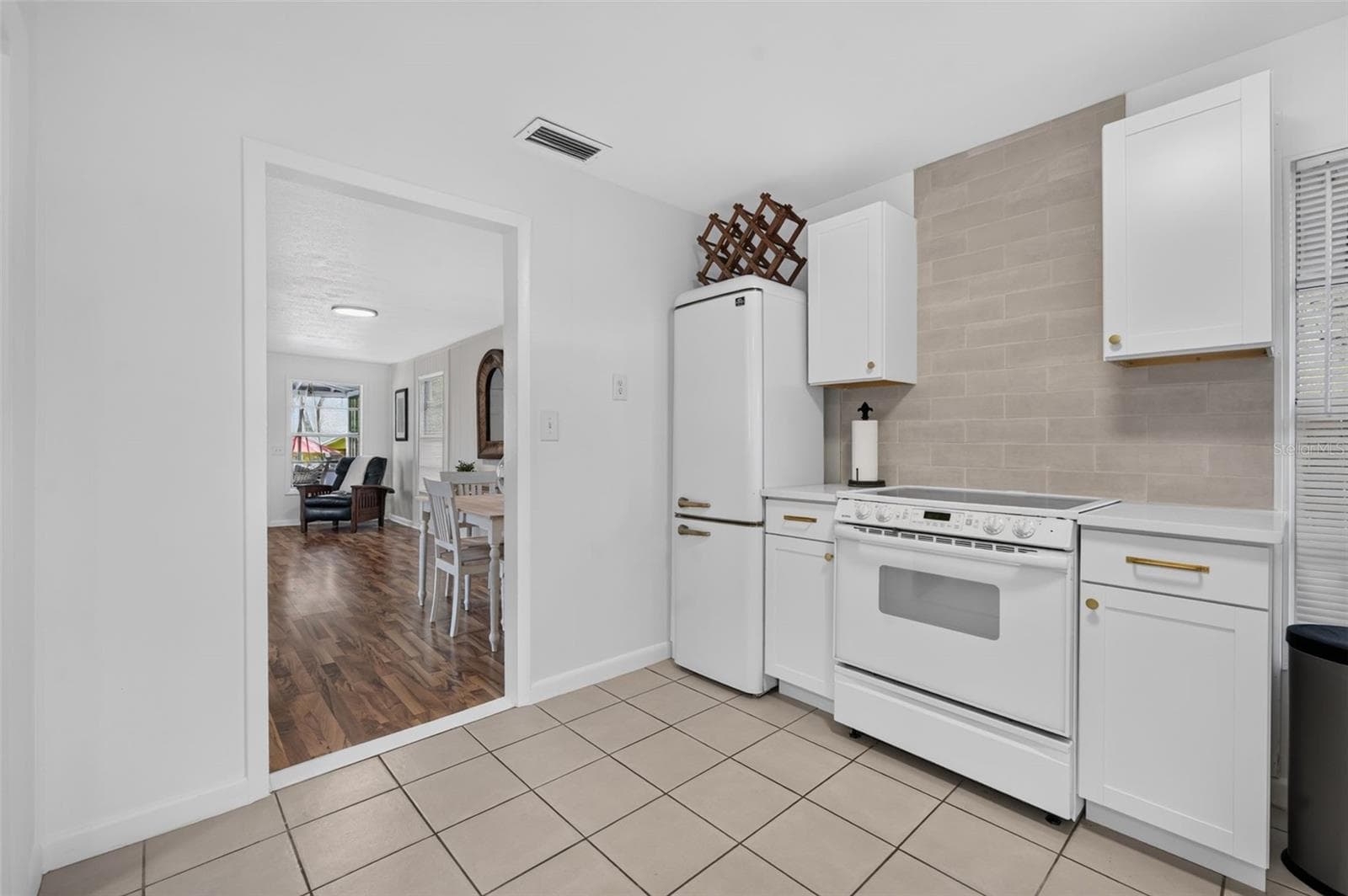 Single Family Residence at 140 N JOHNS ST, MOUNT DORA, photo 15 of 31