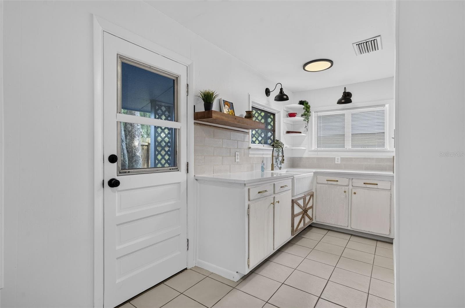 Single Family Residence at 140 N JOHNS ST, MOUNT DORA, photo 17 of 31